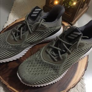 Adidas alpha bounce EM. Olive/trace cargo